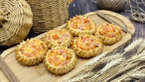 Перепечки с ветчиной, томатами и сыром