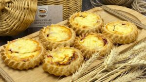 Перепечки с творогом и клубникой
